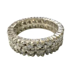 Bague pour femme au design classique, en or blanc avec diamants