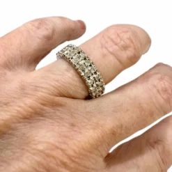 Bague pour femme au design classique, en or blanc avec diamants