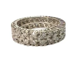 Bague pour femme au design classique, en or blanc avec diamants