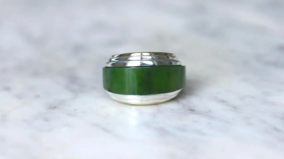 Bague puiforcat par andré vassort jade sur or jaune et argent