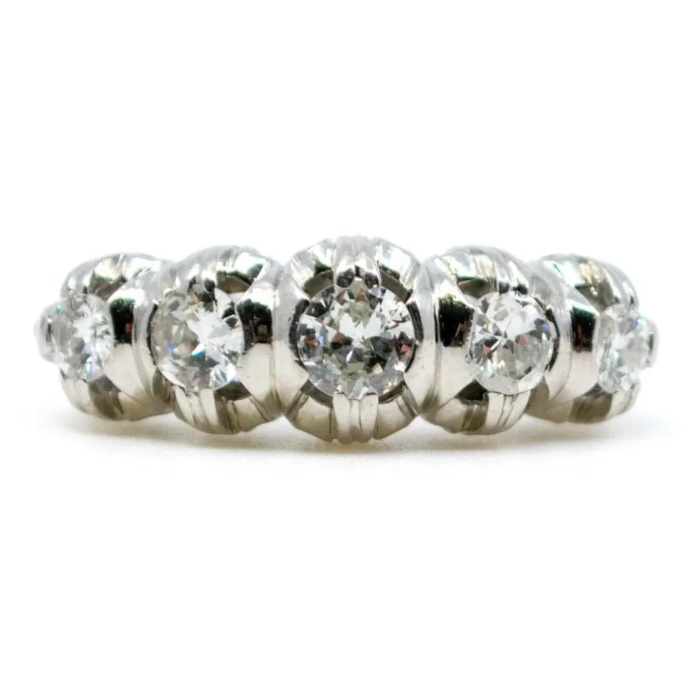 Bague rangée de diamants en platine