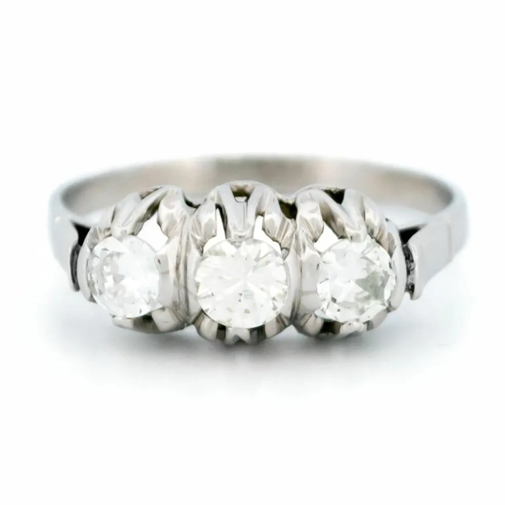Bague rangée de diamants en platine