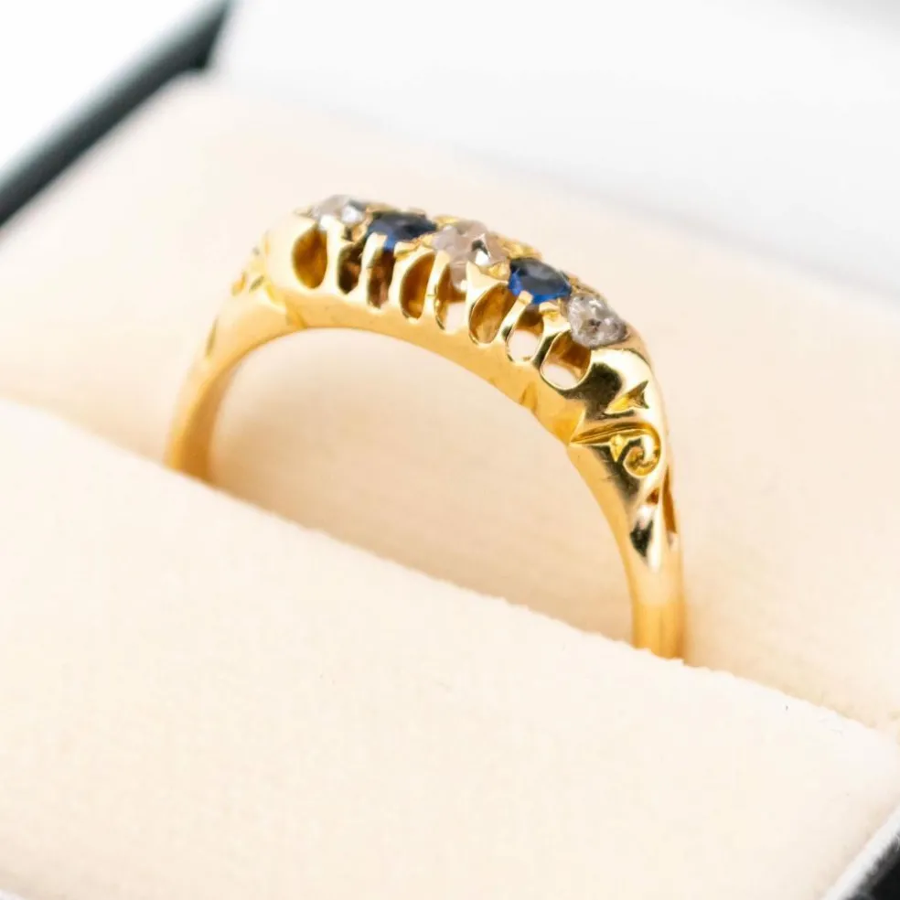Bague rangée de diamants et saphirs