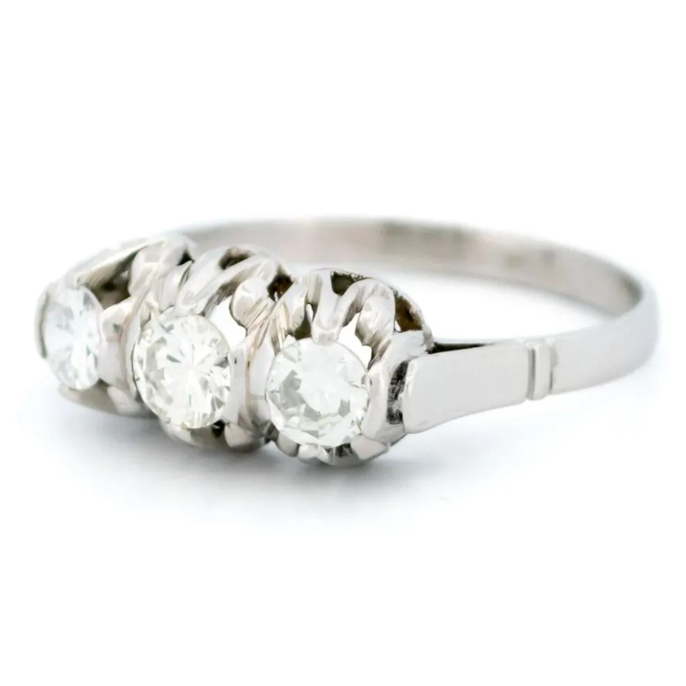 Bague rangée de diamants en platine