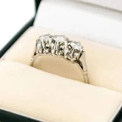 Bague rangée de diamants en platine