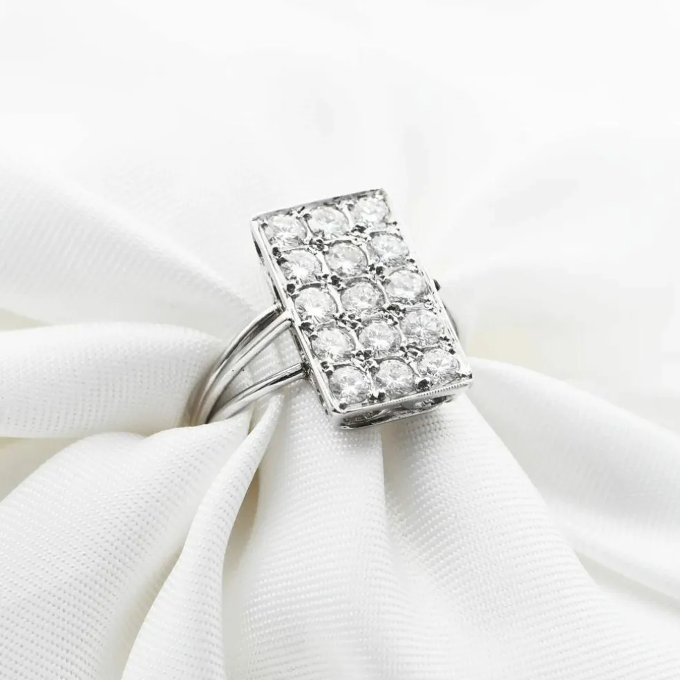 Bague rectangulaire en or blanc avec diamants de 0,80 carat