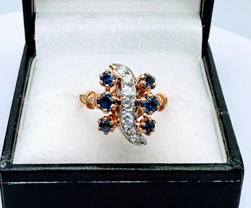 Bague retro en or jaune et platine sertie de saphir et diamant