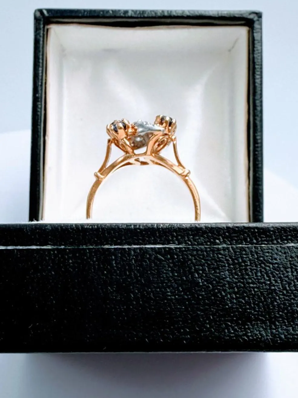 Bague retro en or jaune et platine sertie de saphir et diamant
