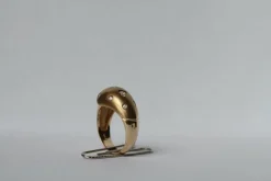 Bague Retro or jaune, diamants ronds et diamant trillion
