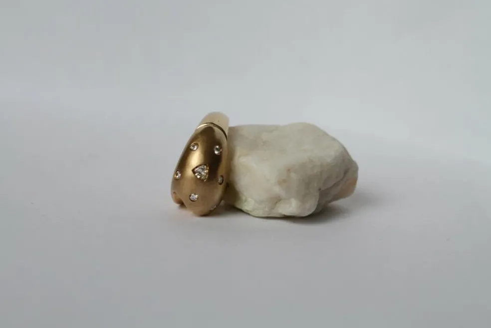 Bague Retro or jaune, diamants ronds et diamant trillion
