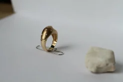 Bague Retro or jaune, diamants ronds et diamant trillion