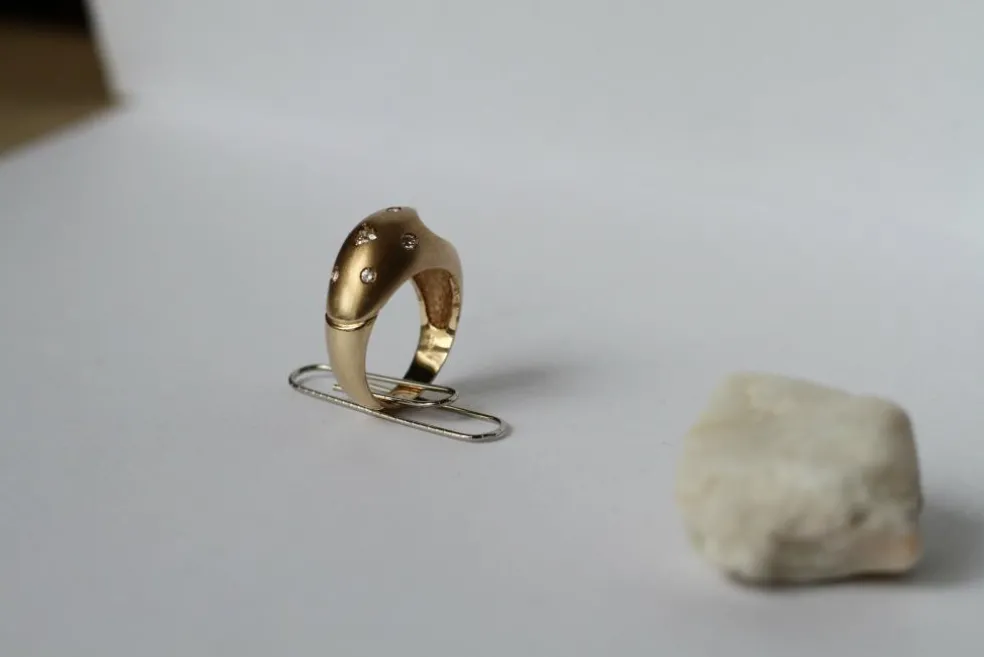 Bague Retro or jaune, diamants ronds et diamant trillion