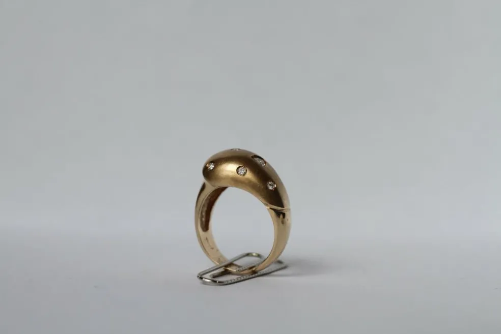 Bague Retro or jaune, diamants ronds et diamant trillion