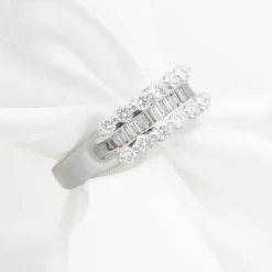 Bague rivière en or blanc et diamants