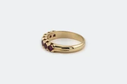 Bague rivière en or jaune avec rubis