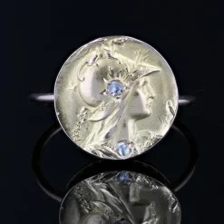 Bague ronde ancienne en or minerve diamantée
