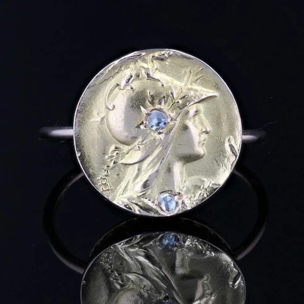Bague ronde ancienne en or minerve diamantée