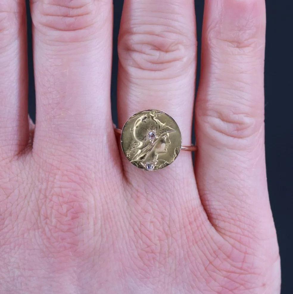 Bague ronde ancienne en or minerve diamantée
