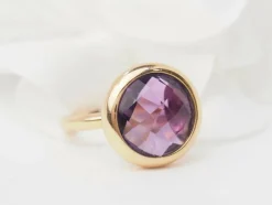 Bague ronde en or rose et améthyste façettée