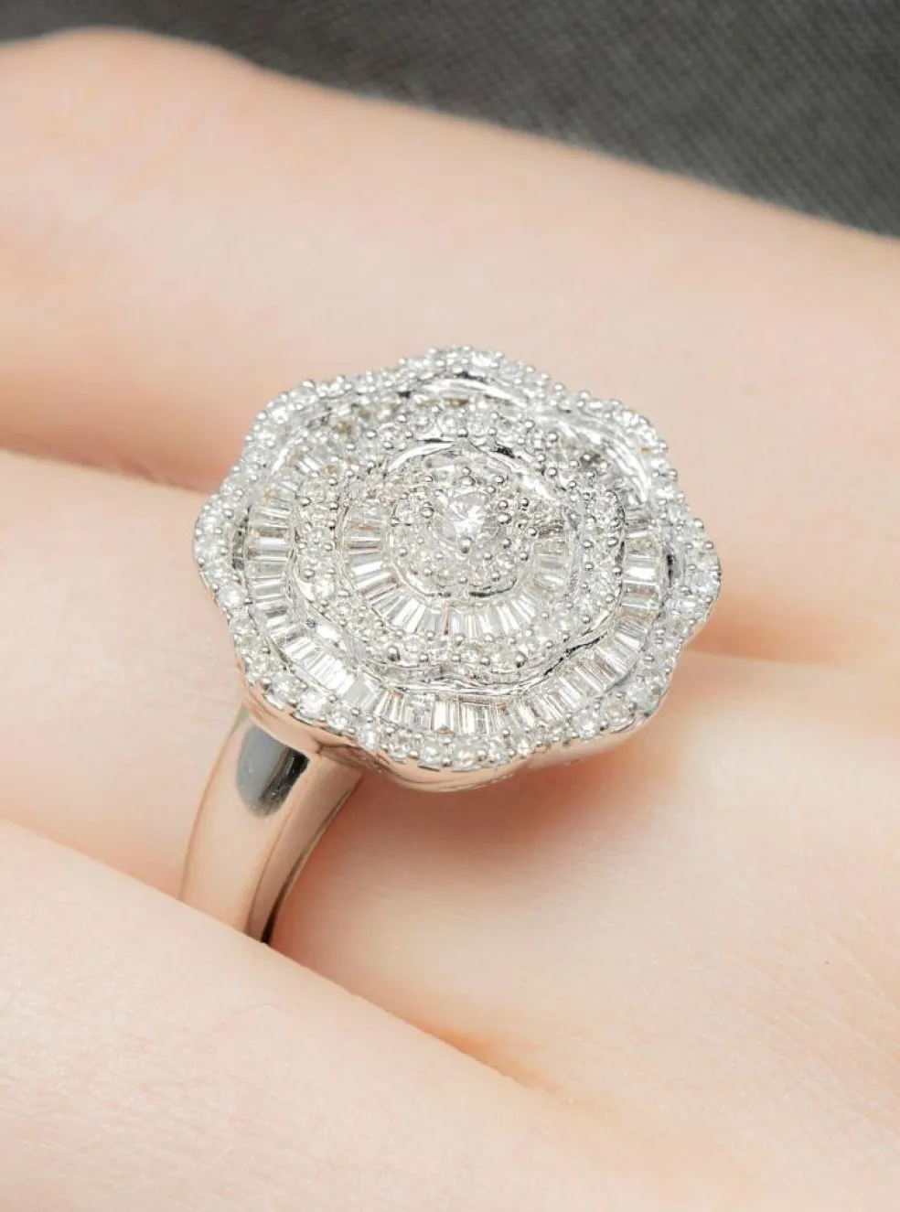 Bague Ronde "Fleur" Or Blanc & Diamants