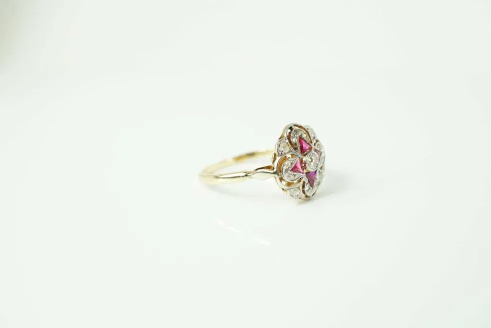 Bague rosace Art Déco 2 ors, diamants et rubis synthétiques