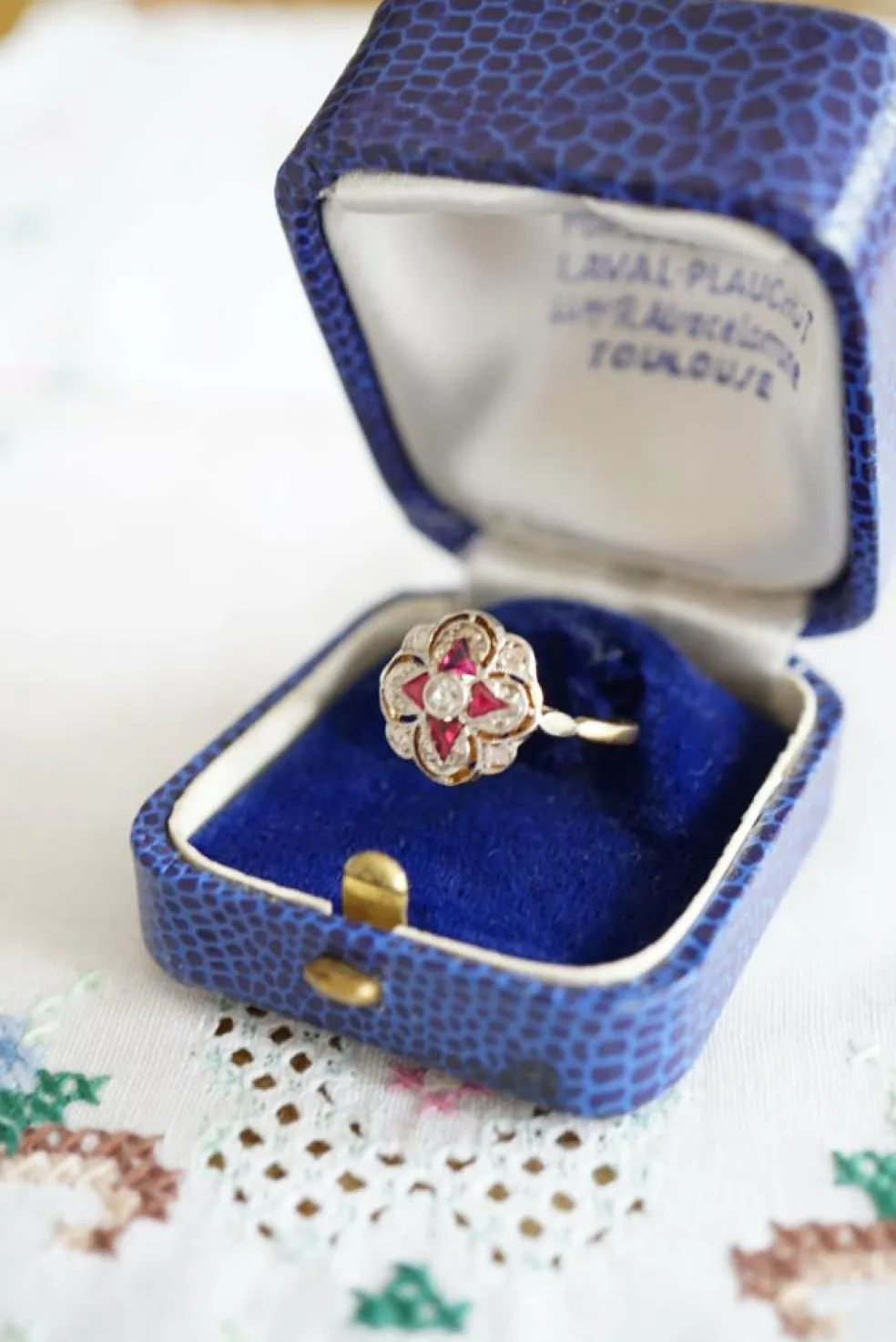 Bague rosace Art Déco 2 ors, diamants et rubis synthétiques