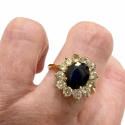 Bague rosace de style classique en or 18 carats avec diamants et saphir