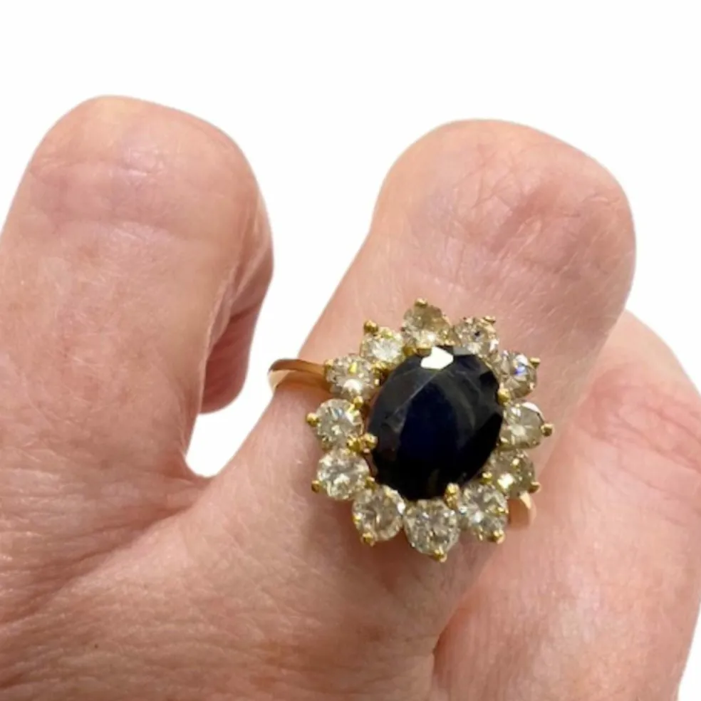 Bague rosace de style classique en or 18 carats avec diamants et saphir