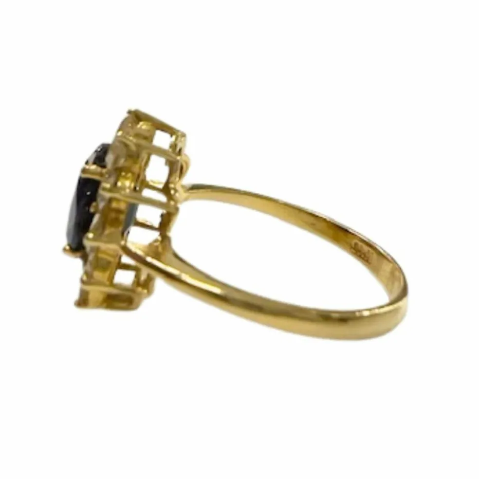 Bague rosace de style classique en or 18 carats avec diamants et saphir