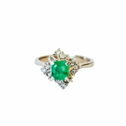 BAGUE RÉTRO EN OR 18 KT DE 1945 AVEC DIAMANTS ET ÉMERAUDE