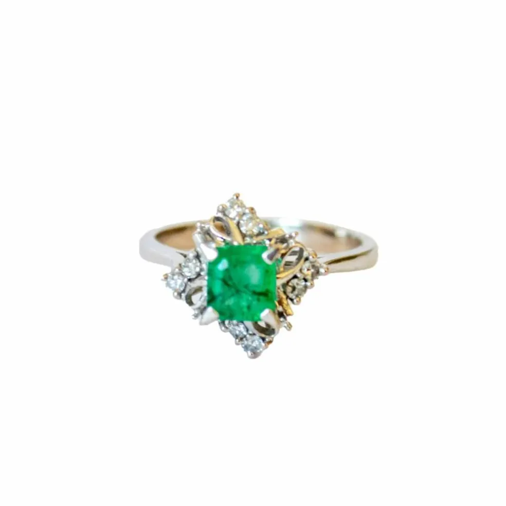 BAGUE RÉTRO EN OR 18 KT DE 1945 AVEC DIAMANTS ET ÉMERAUDE