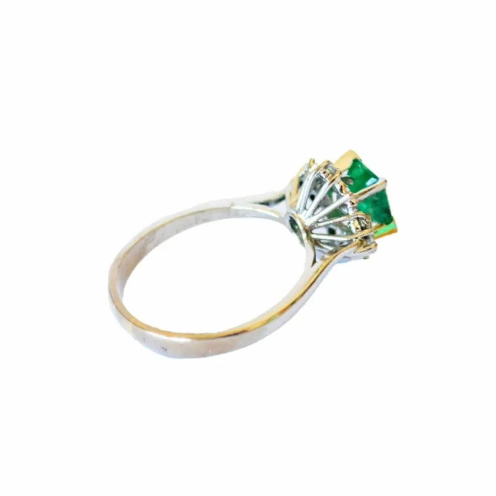 BAGUE RÉTRO EN OR 18 KT DE 1945 AVEC DIAMANTS ET ÉMERAUDE