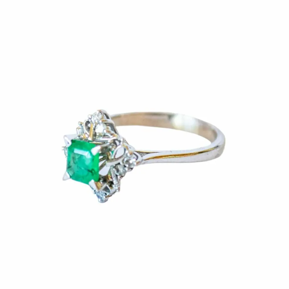 BAGUE RÉTRO EN OR 18 KT DE 1945 AVEC DIAMANTS ET ÉMERAUDE