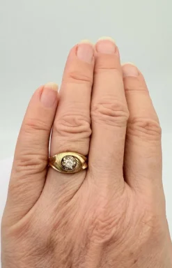 Bague rétro or jaune sertie d'un diamant