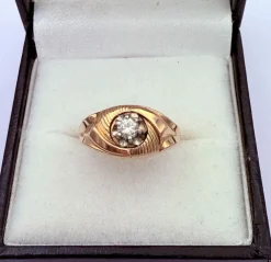 Bague rétro or jaune sertie d'un diamant