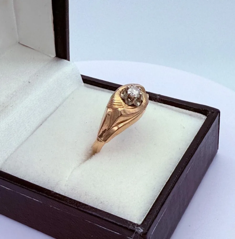Bague rétro or jaune sertie d'un diamant
