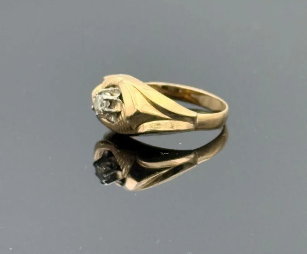 Bague rétro or jaune sertie d'un diamant