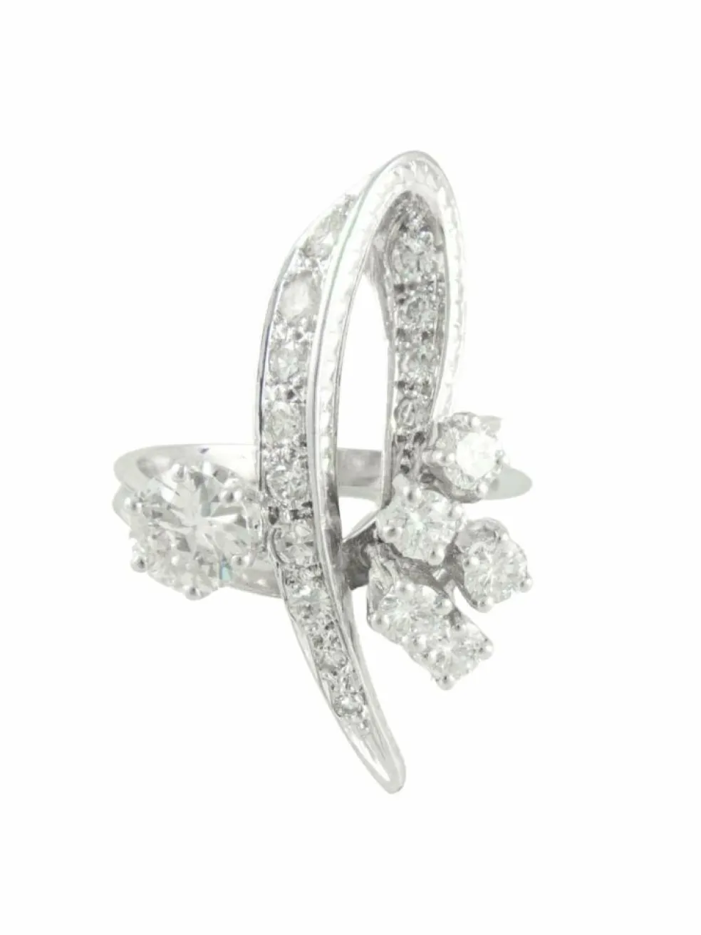 BAGUE "RUBAN" EN OR BLANC ET DIAMANTS