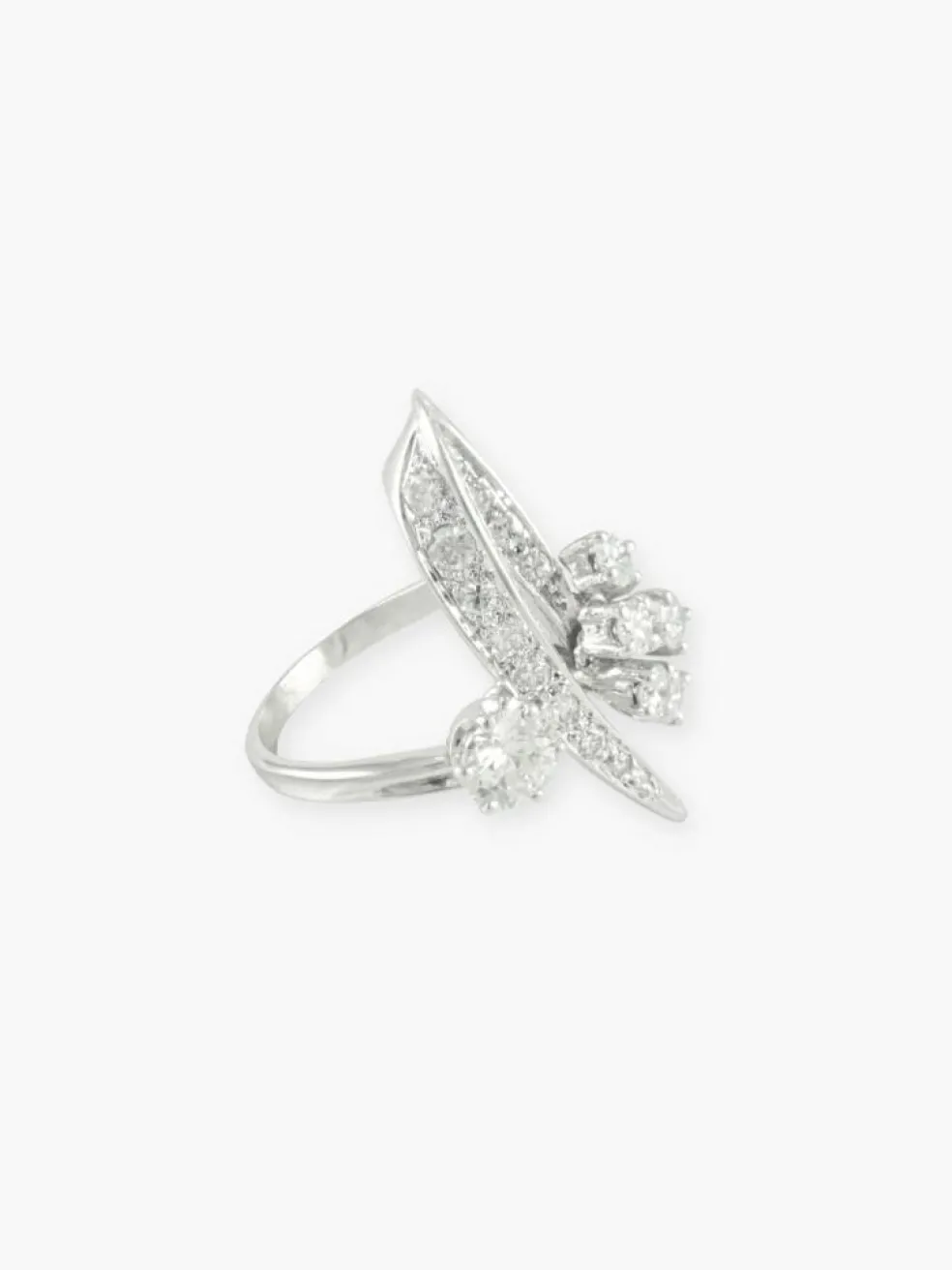 BAGUE "RUBAN" EN OR BLANC ET DIAMANTS