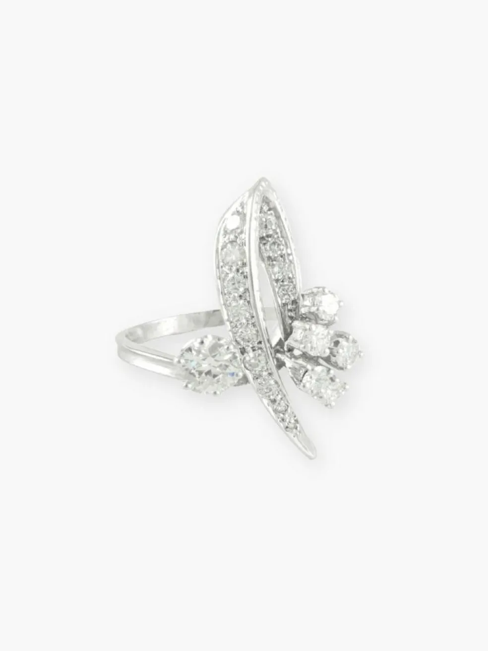 BAGUE "RUBAN" EN OR BLANC ET DIAMANTS