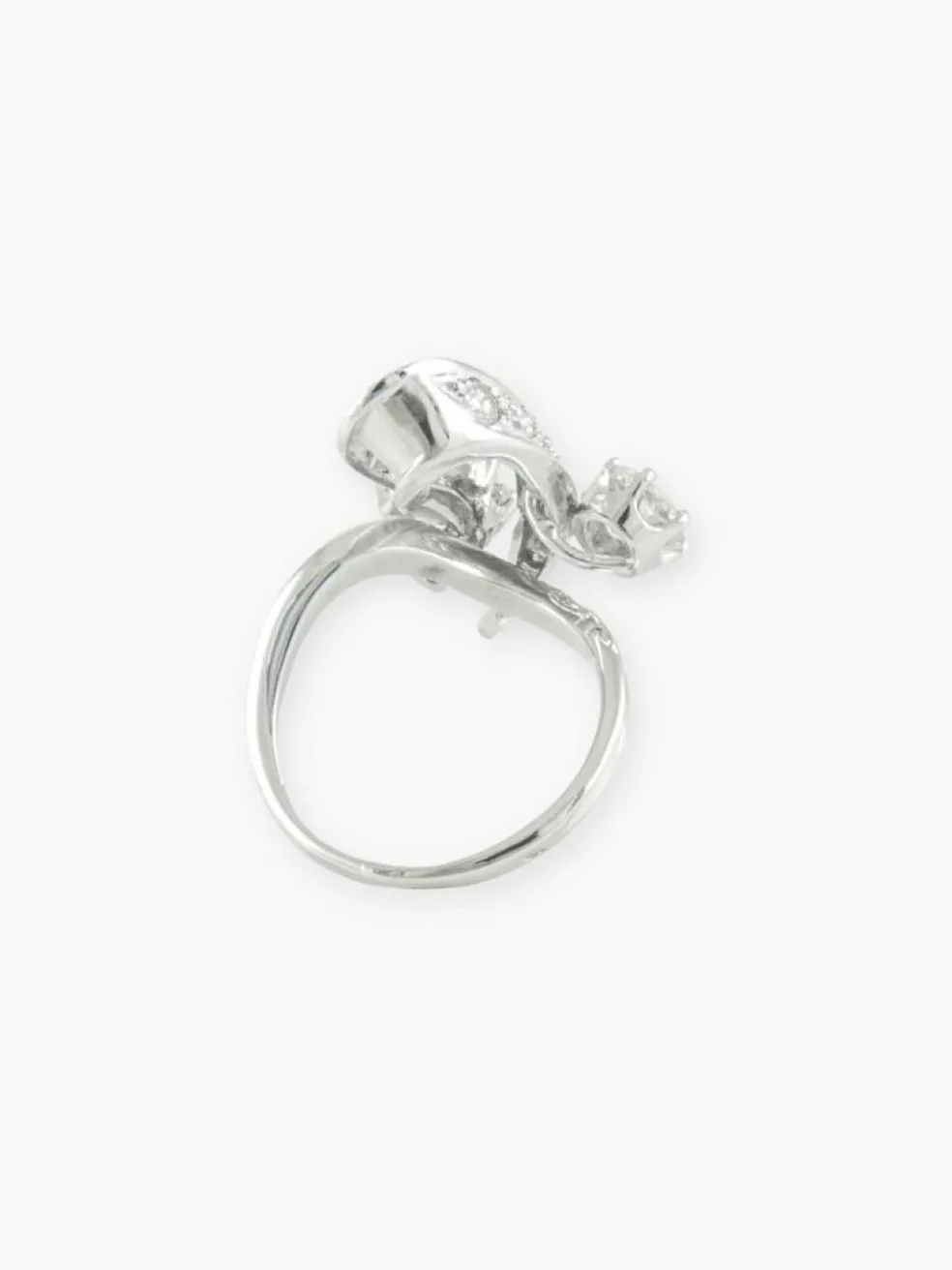 BAGUE "RUBAN" EN OR BLANC ET DIAMANTS