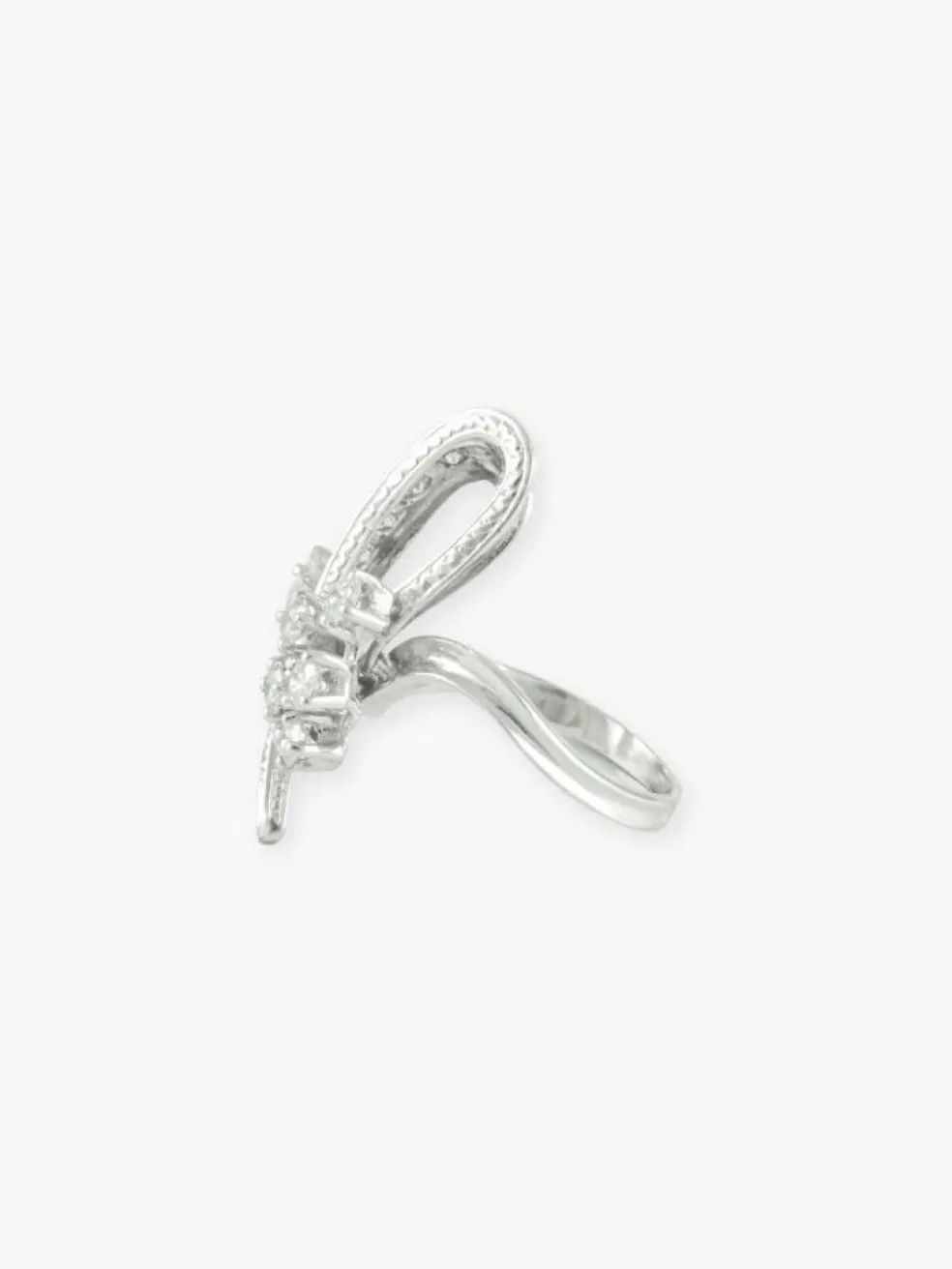 BAGUE "RUBAN" EN OR BLANC ET DIAMANTS