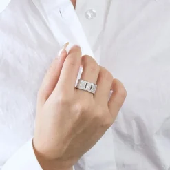 Bague ruban or blanc pavage diamants