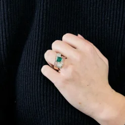 Bague ruban or rose, émeraude et saphirs roses