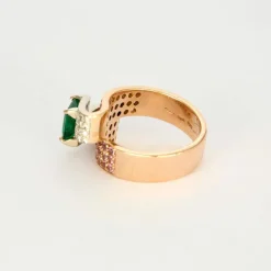 Bague ruban or rose, émeraude et saphirs roses