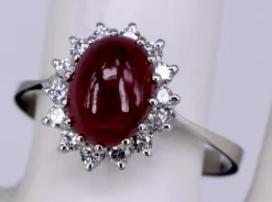 Bague Rubis Ovale Cabochon et Diamants en or blanc