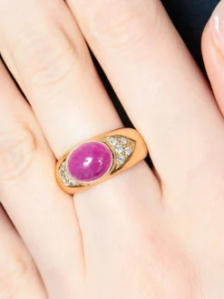 Bague rubis ovale cabochon suiffé or jaune