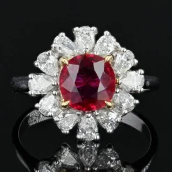 Bague rubis sang de pigeon et diamants taillés en poire