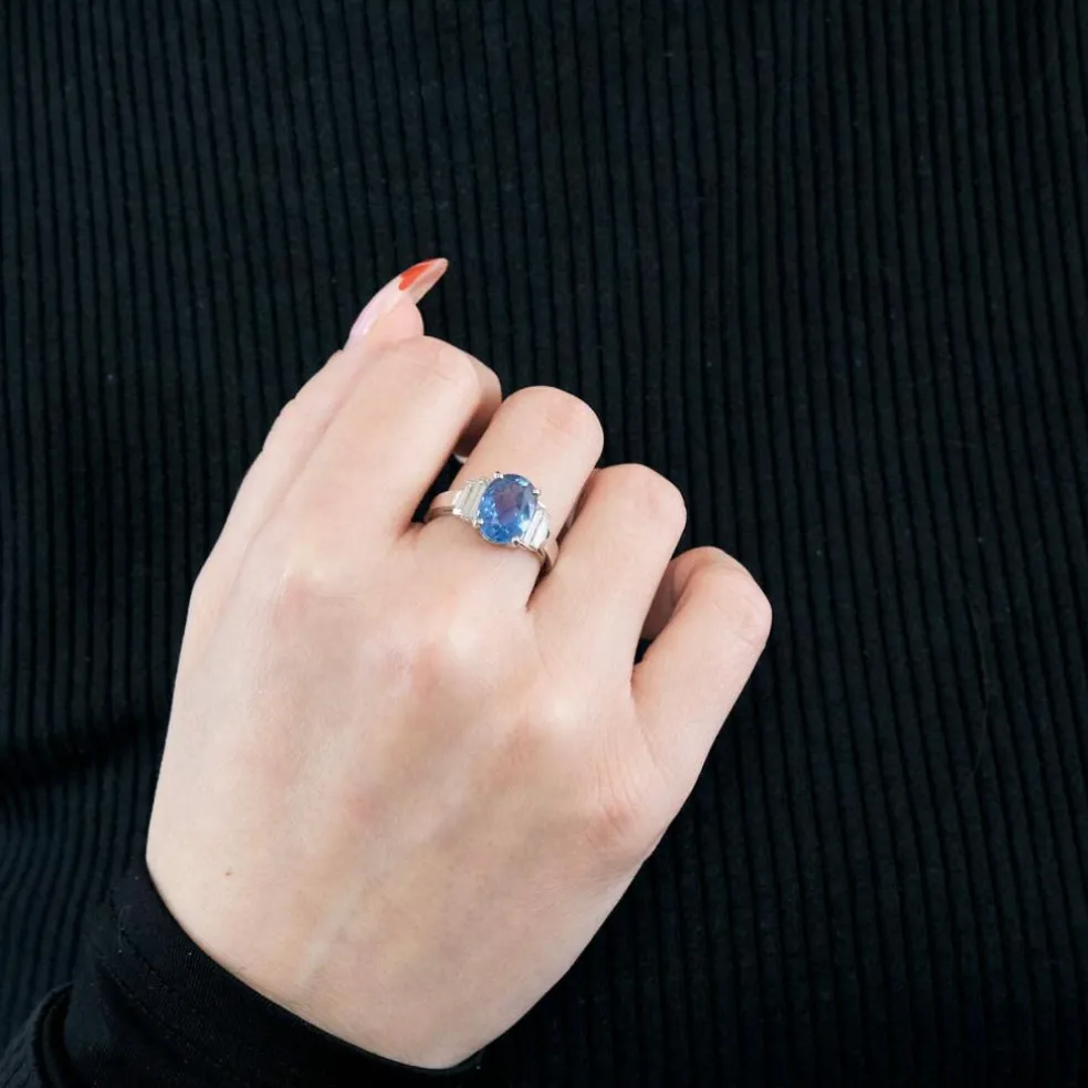 Bague Saphir 5 carats, diamants baguettes et montée sur platine.