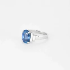 Bague Saphir 5 carats, diamants baguettes et montée sur platine.